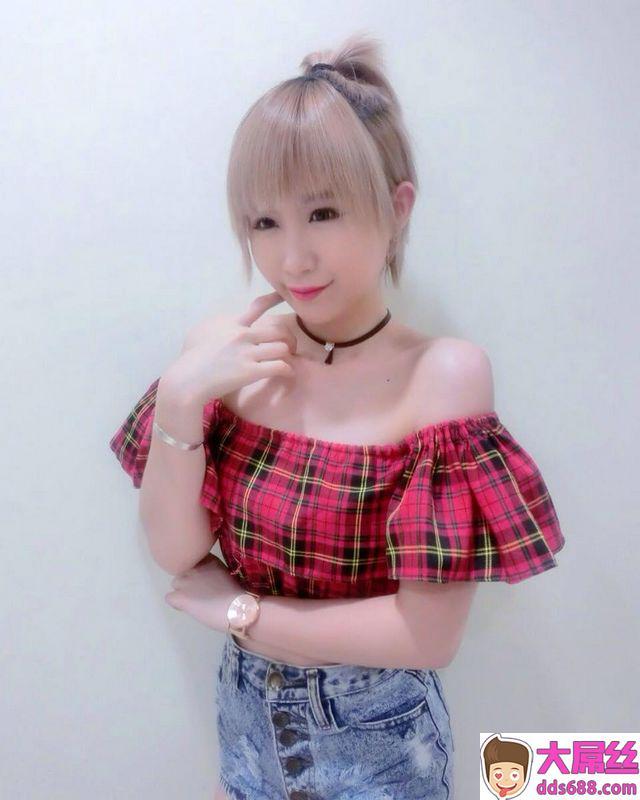 李佩怡迷人魅惑电眼收服粉丝的心！