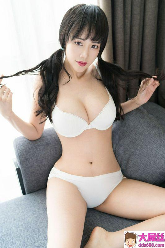 巨乳嫩模周周火辣身材叫人欲罢不能