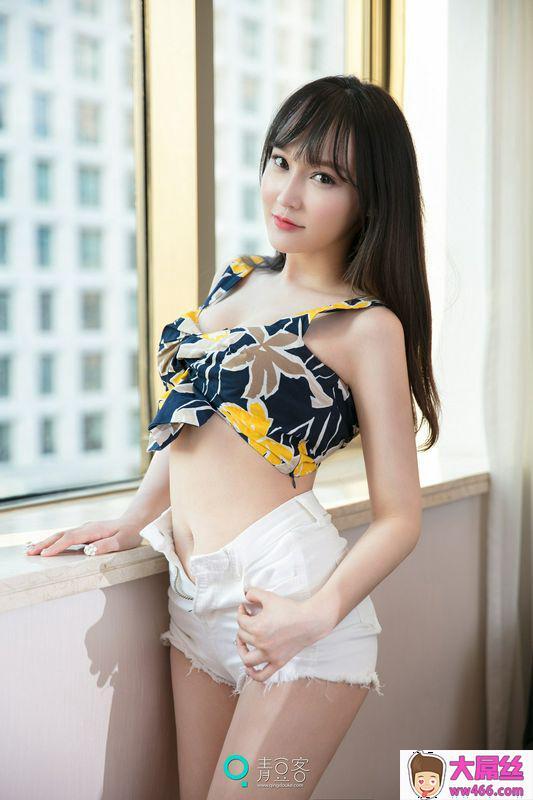 青豆客吴娇粉色内衣豪乳女仆装撩人写真