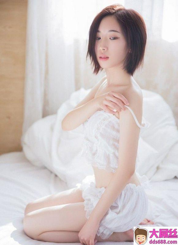 吊带美女骨感身材性感撩人写真