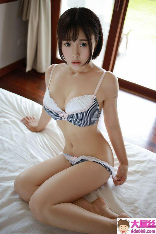 巨乳小妹艾莉湿身走光图