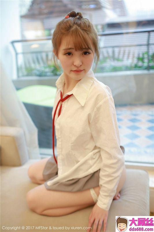 萌萌哒美女伊小七MoMo私房制服写真