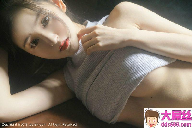 嫩模沈梦瑶私房白色蕾丝内衣吊带牛仔裤半脱露美乳诱惑写真