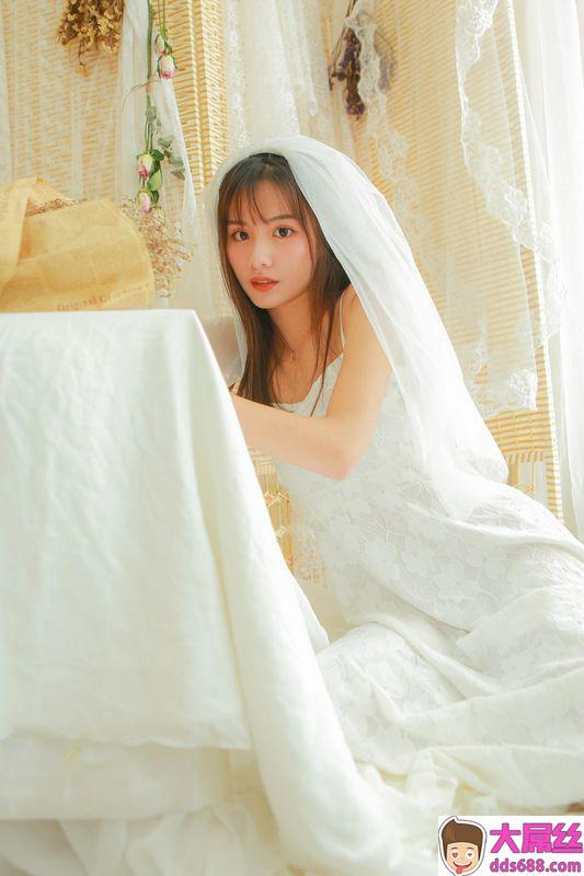 婚纱美女蕾丝吊带性感写真图片