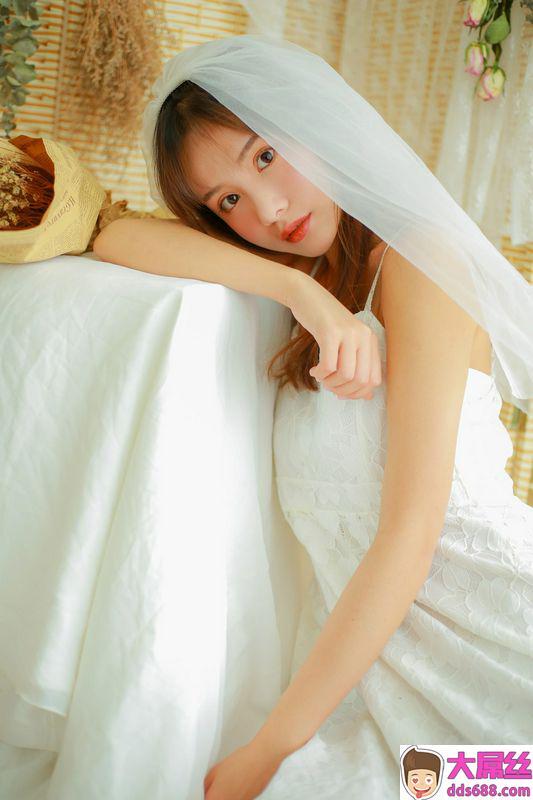 婚纱美女蕾丝吊带性感写真图片