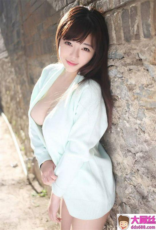 丰臀巨乳美女刘飞儿古镇性感上体真空写真