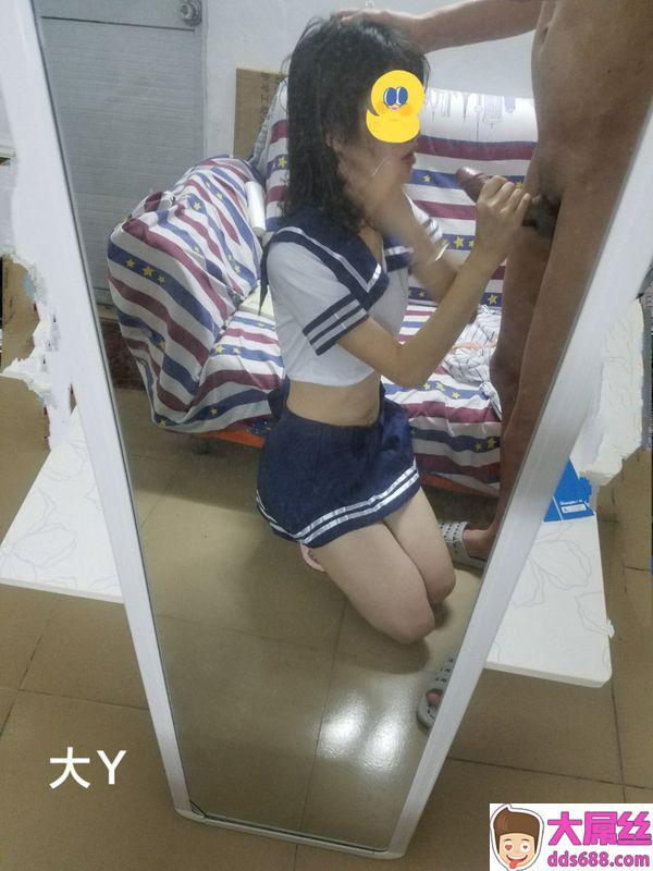 大Y，22岁小女友学生装诱惑，年轻肌肤，白嫩诱人