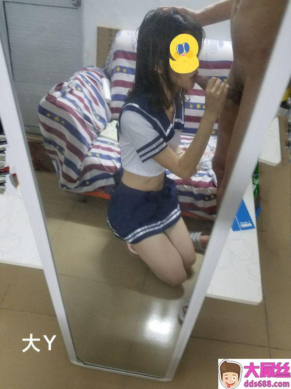 大Y，22岁小女友学生装诱惑，年轻肌肤，白嫩诱人