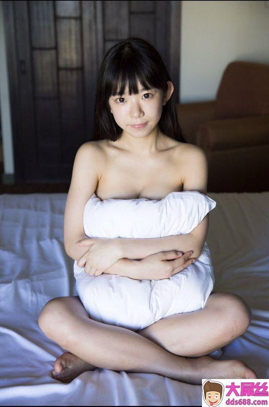 裸であぐらをかく胡座美人のヌード画像