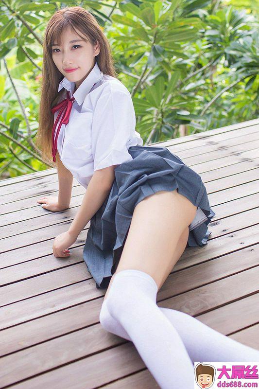 甜美学生妹杨晨晨制服白袜秀美乳