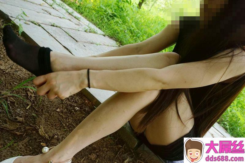 身材很苗条的美女露出