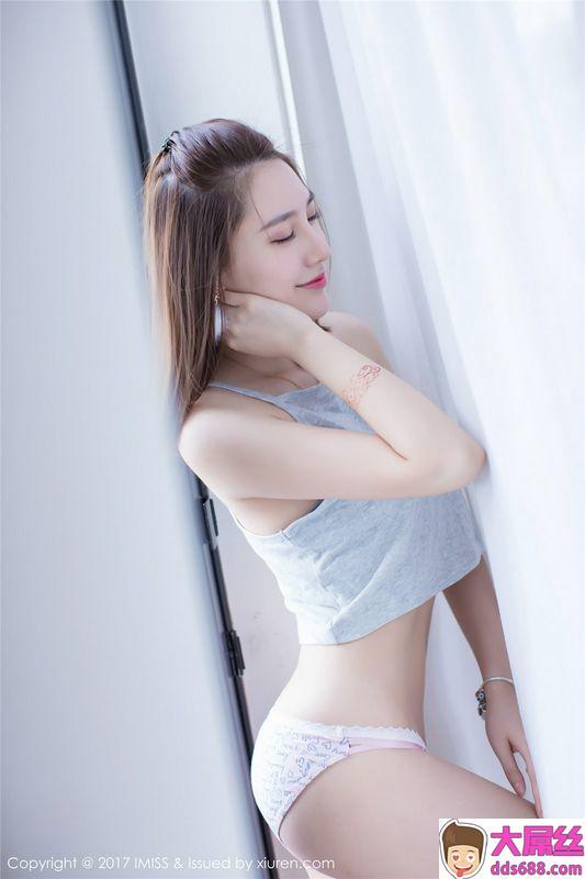 俏丽短髮个性美女~