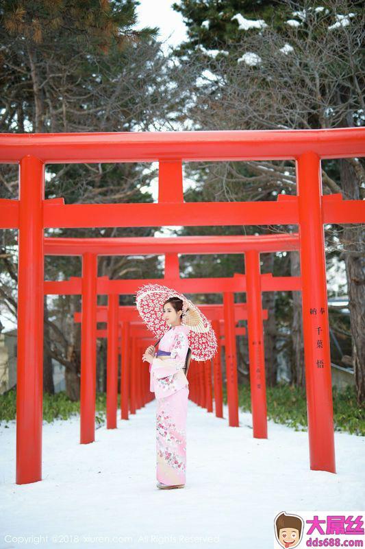 丽质美女猫宝冰天雪地比基尼