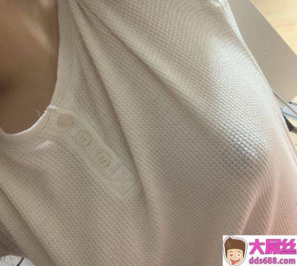 可爱的OL暴露内衣和沐浴乳